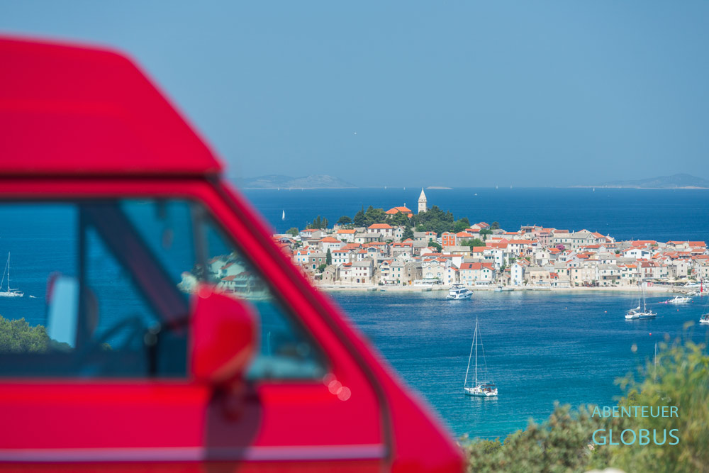 Aussichtspunkt an der Adria-Magistrale: Blick auf die Altstadt-Halbinsel Primosten in Kroatien