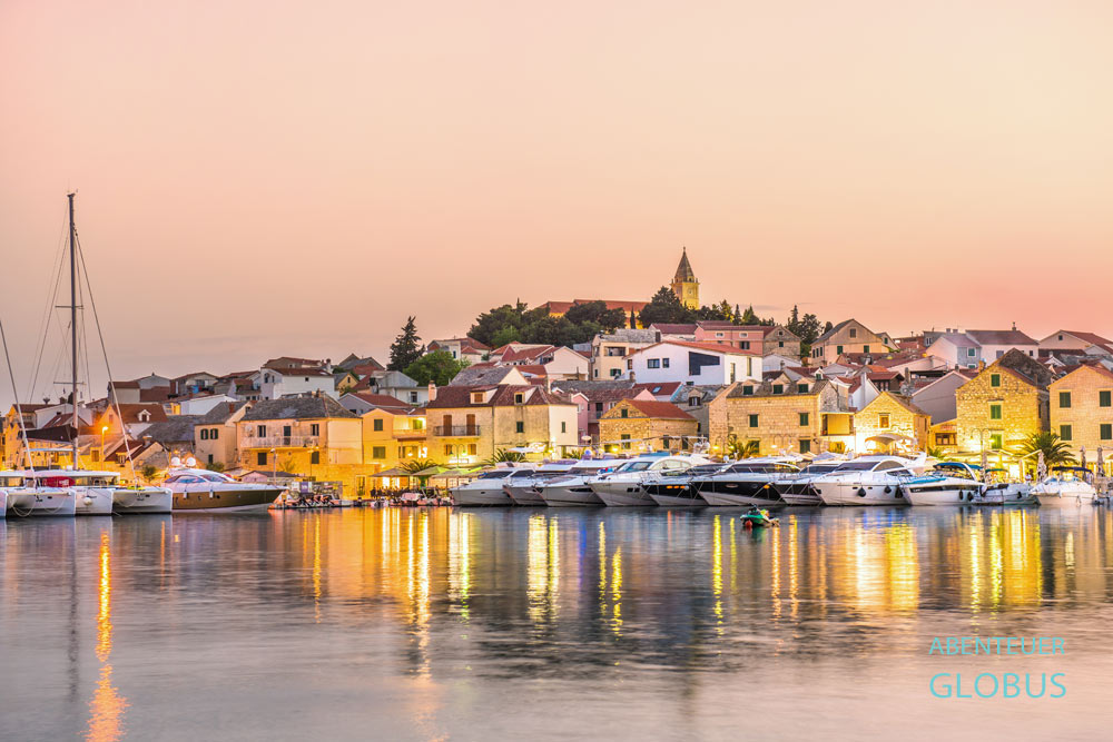 Ankernde Jachten im Hafen an der Altstadt Primosten am Abend in Kroatien