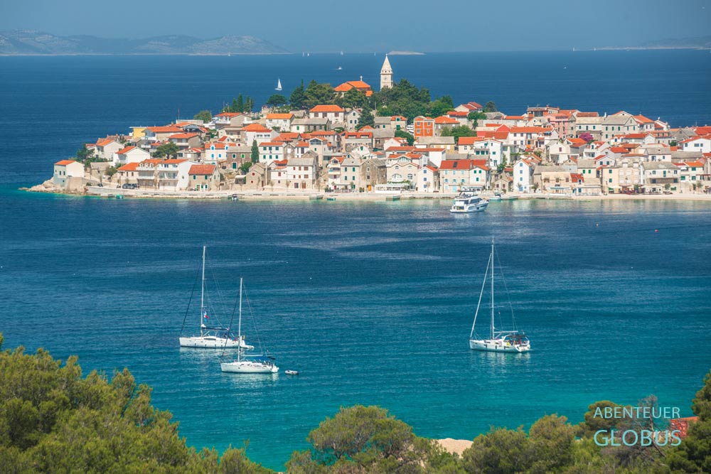 Die Altstadt Primosten liegt auf einer Halbinsel in Dalmatien in Kroatien.