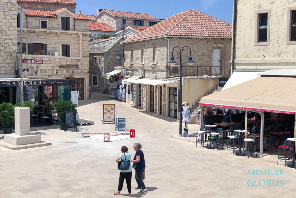 Primosten: Hauptplatz Trg Rudina biskupa Josipa America auf der Altstadt-Halbinsel 