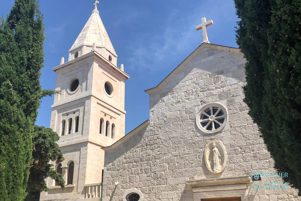 Kirche des Heiligen Georg (Sveti Juraj) auf dem Hügel der Altstadt-Halbinsel Primosten 