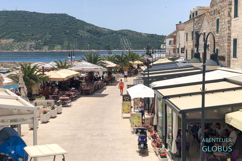 Primosten: Uferpromenade mit Gaststätten auf der Altstadt-Halbinsel  