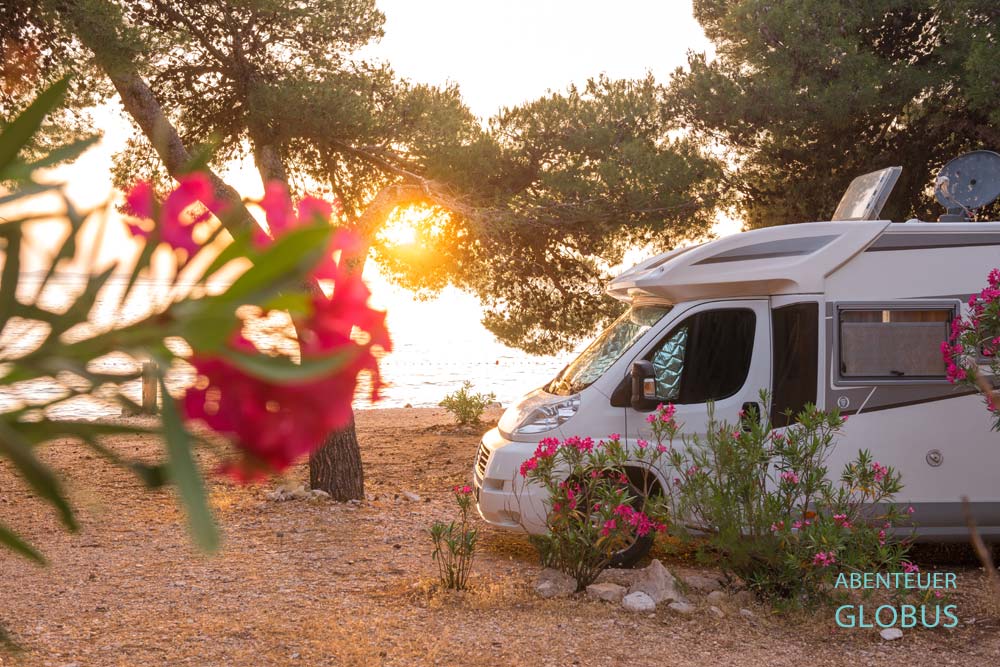 Stellplatz am Meer auf dem Campingplatz Camp Adriatic in Primosten in Kroatien