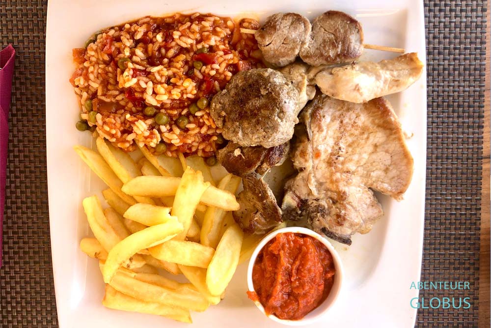 Fleischplatte vom Restaurant Galija an der Uferpromenade in der Altstadt Primosten 