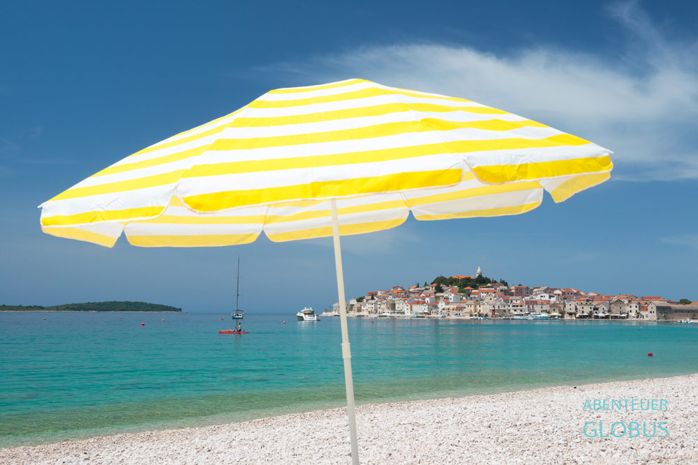 Stadtstrand Luka mit Blick auf die Altstadt von Primosten 