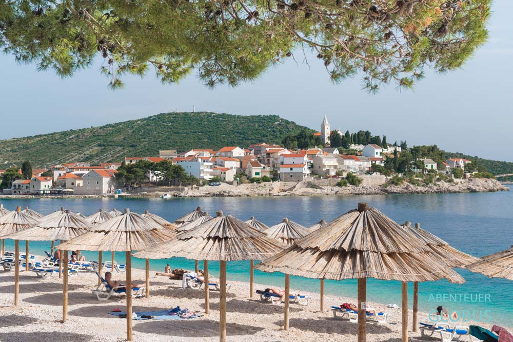 Primosten: Strand Mala Raduca mit Ausblick auf die Altstadt