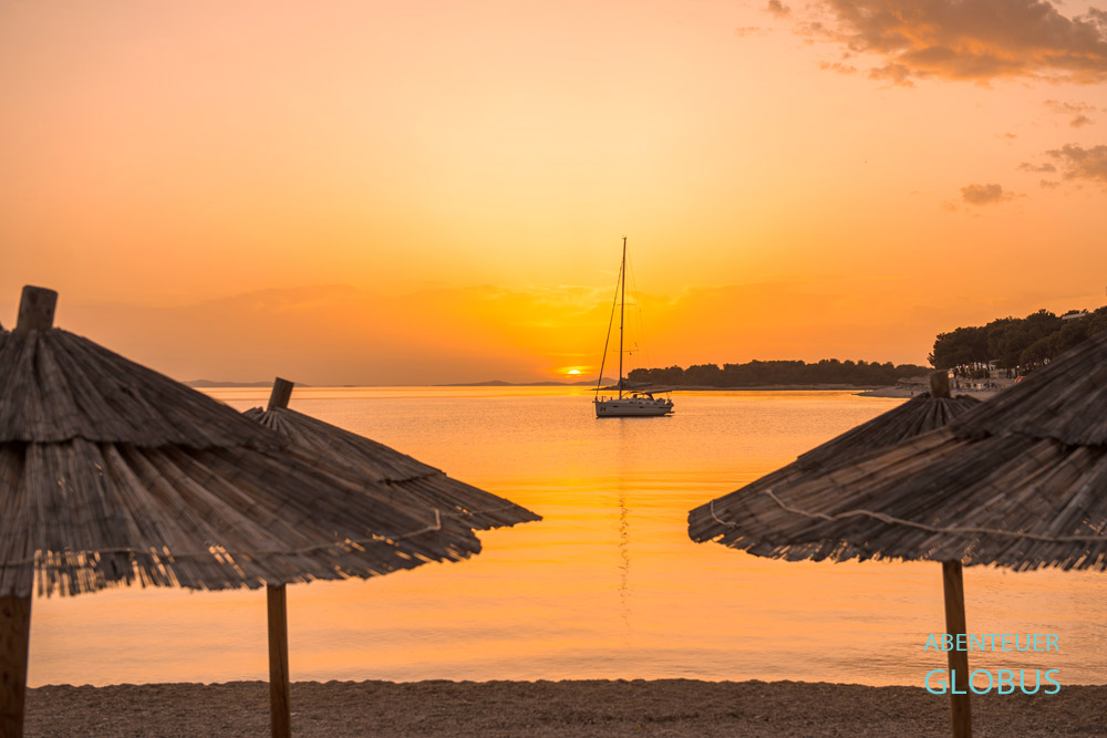 Strand Mala Raduca mit Sonnenuntergang in Primosten in Kroatien