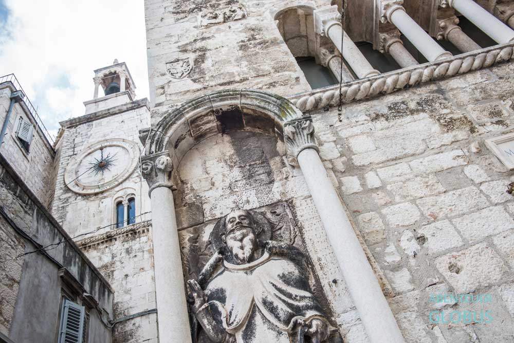 Glockenturm am Eisernen Tor (Porta Ferrea) im Diokletianpalast