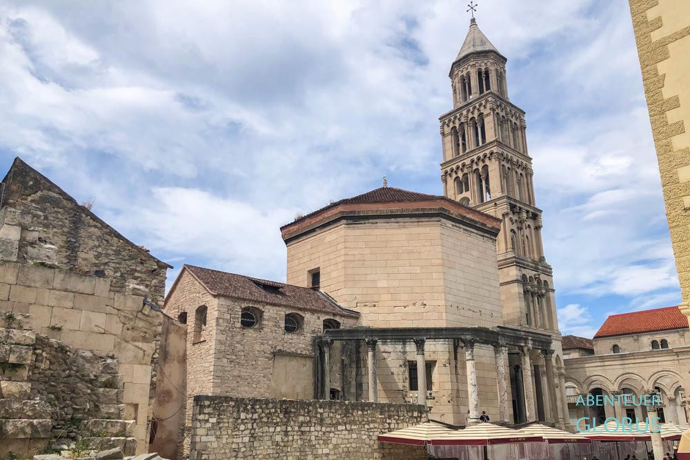 Kathedrale des Heiligen Domnius mit Glockenturm im Diokletianpalast in der Altstadt von Split in Kroatien