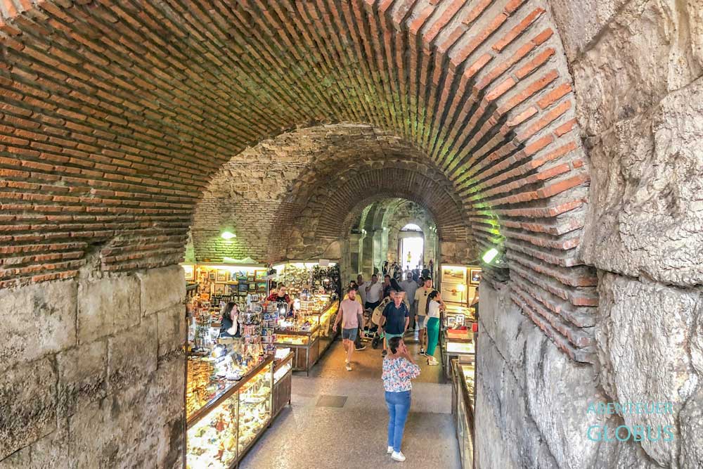 Kellerräume des Diokletianspalastes in der Altstadt von Split in Kroatien