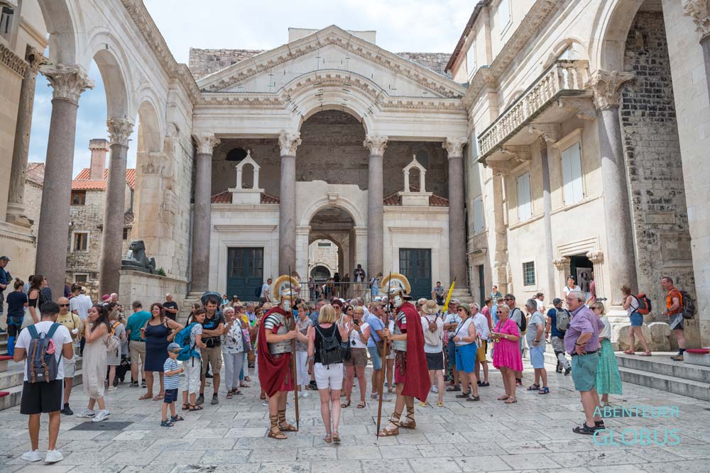 Peristyl, der Hauptplatz und Säulenhof im Diokletianpalast (UNESCO-Weltkulturerbe) in Split in Kroatien