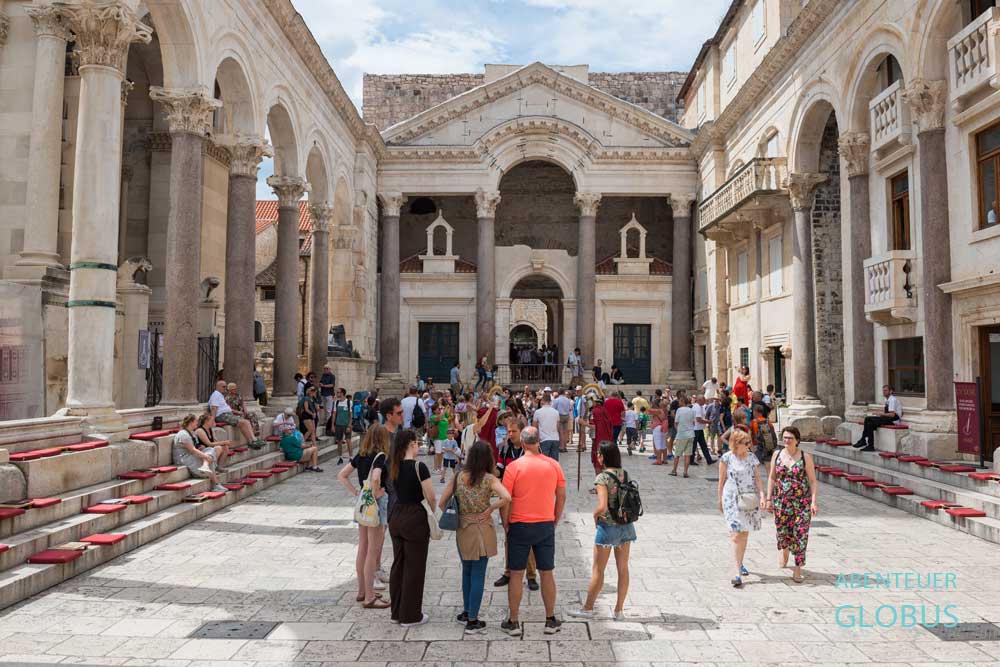 Peristyl, der Hauptplatz und Säulenhof im Diokletianspalast in der Altstadt von Split in Kroatien
