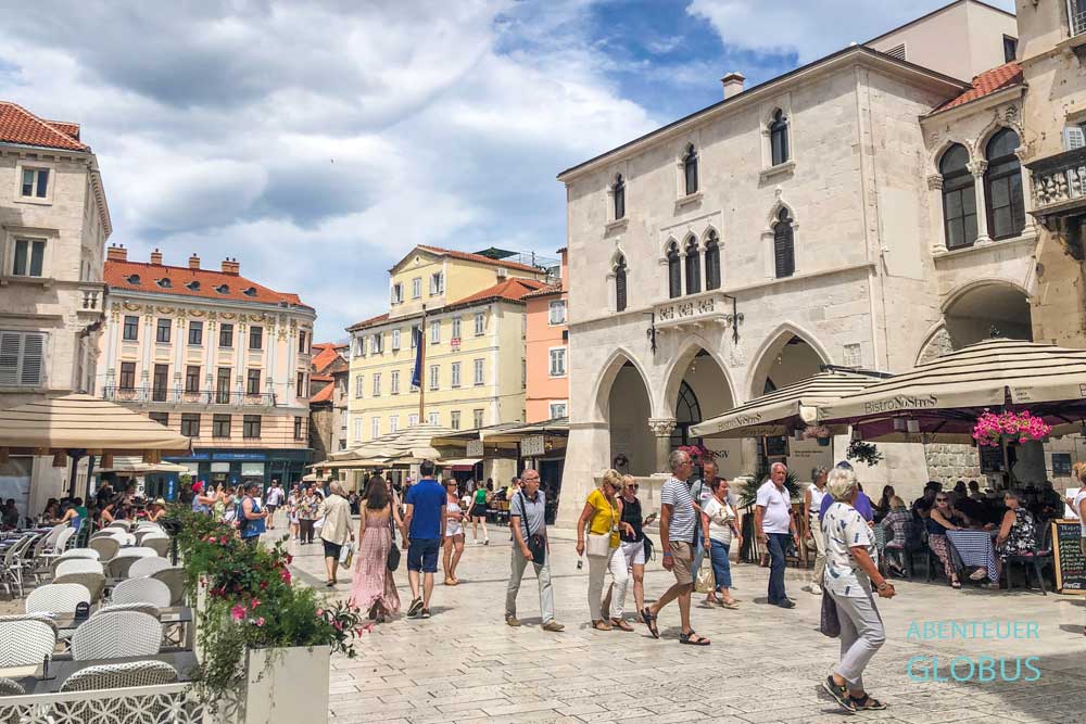 Platz Narodni Trg mit Alten Rathaus in der Altstadt von Split in Kroatien