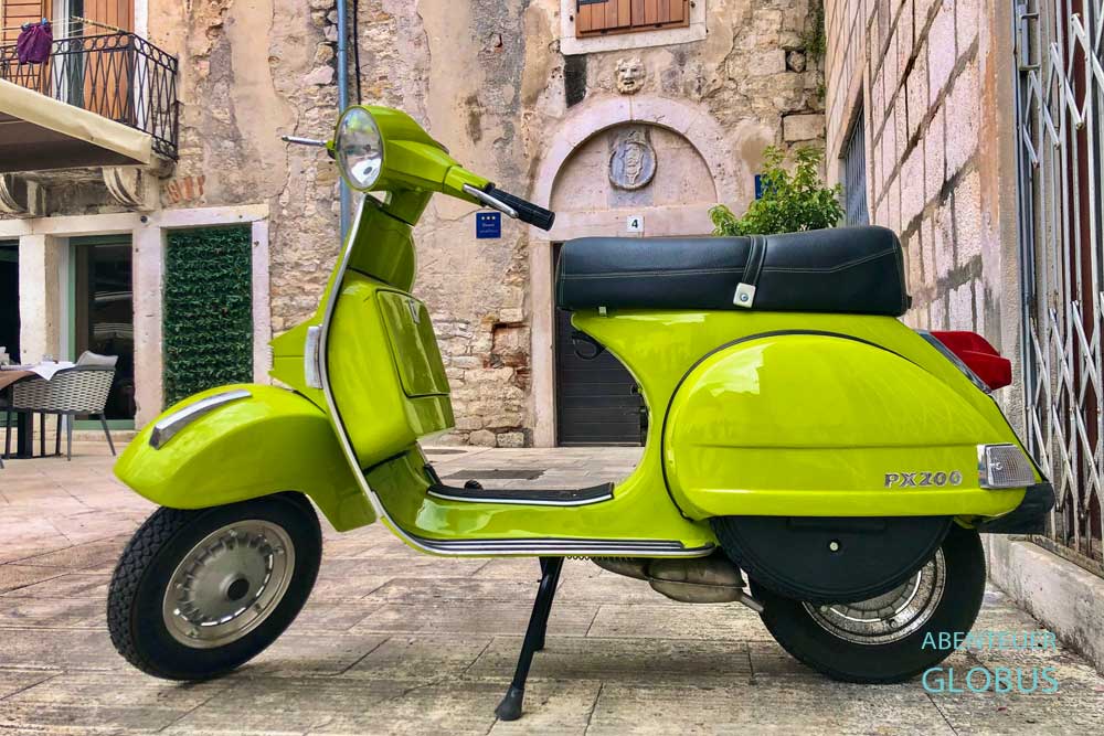 Grüne Vespa in der Altstadt von Split in Kroatien