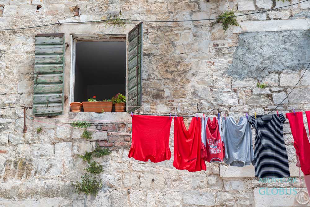 Wäsche an einem alten Steinhaus im Diokletianspalast in Splits Altstadt in Kroatien