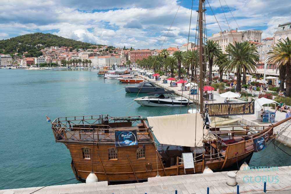 Hafen an der Uferpromenade Riva an der Adria in Split in Kroatien