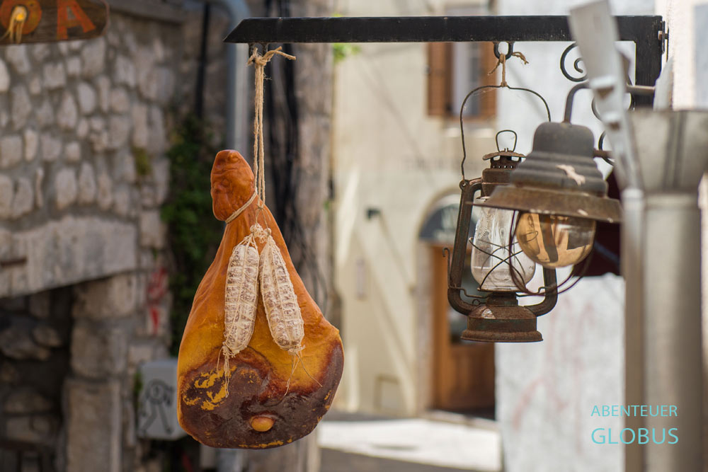 Schinken und Würste - kulinarische Spezialitäten in der Stadt Krk auf der Insel Krk in Kroatien