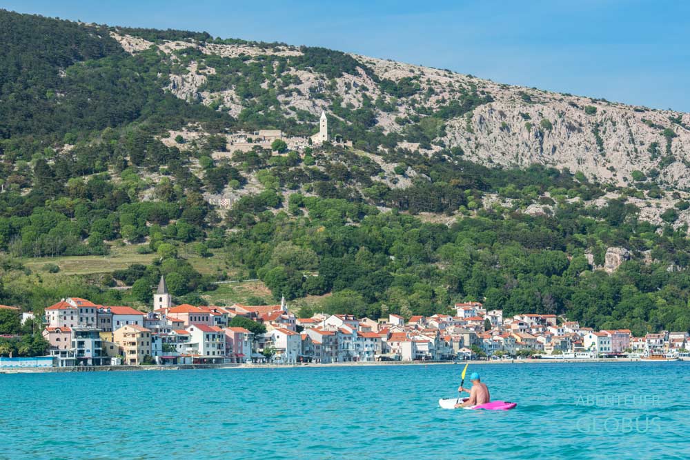Ausflüge von Baska auf der Insel Krk: Kajaktour mit Blick auf die Altstadt Baska und Johanneskirche am Berg
