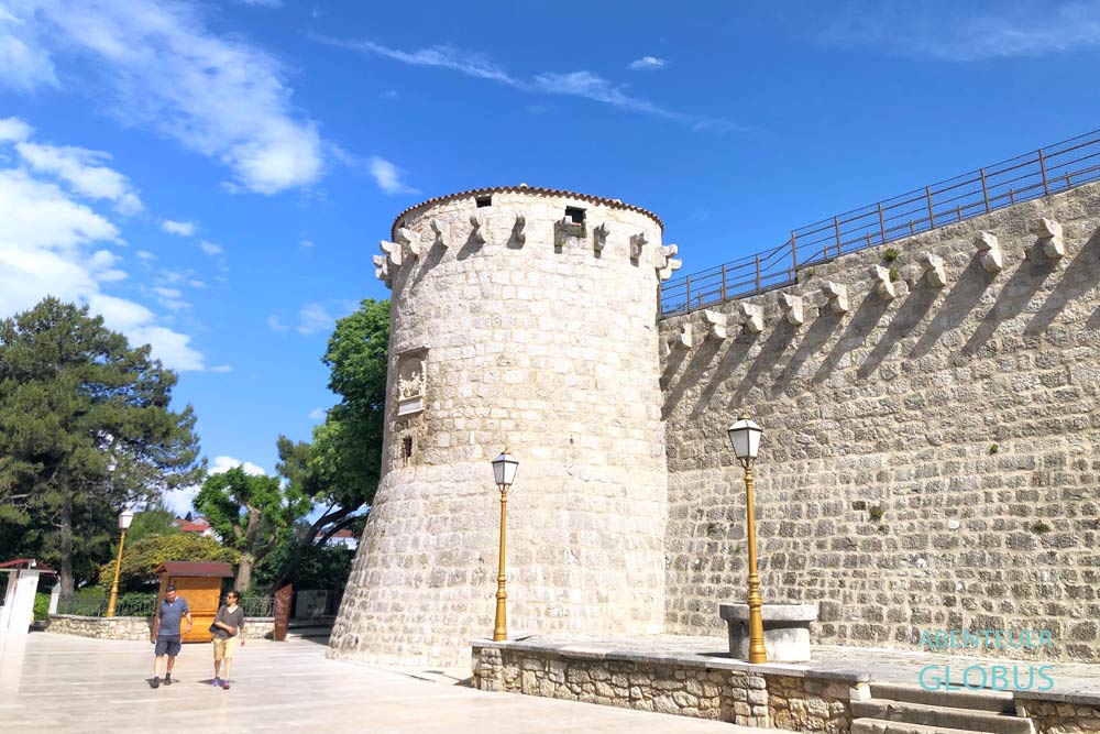 Frankopanen-Kastell mit venezianischen Turm in der Altstadt Krk auf der Insel Krk in Kroatien