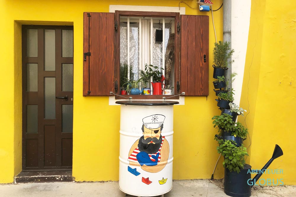 Altstadt von Baska auf der Insel Krk: Dekoration am Haus