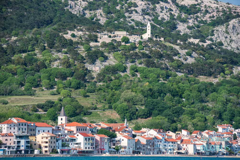 Kirche des Hl. Johannes über der Altstadt Baska auf der Insel Krk in Kroatien