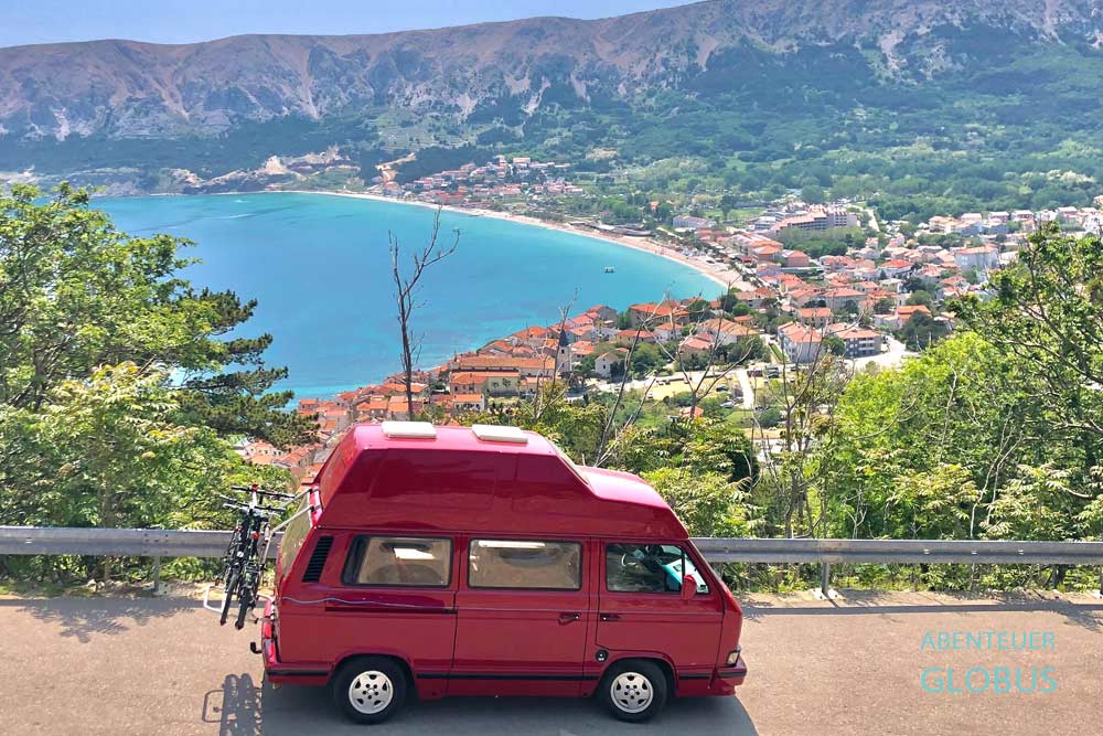 Aussichtspunkt und Parkplatz an der Kirche des Hl. Johannes in Baska auf der Insel Krk in Kroatien
