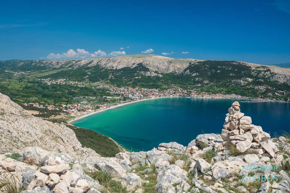 Baska auf der Insel Krk: Strand Vela Plaza in der von Karstbergen umgebenen Bucht