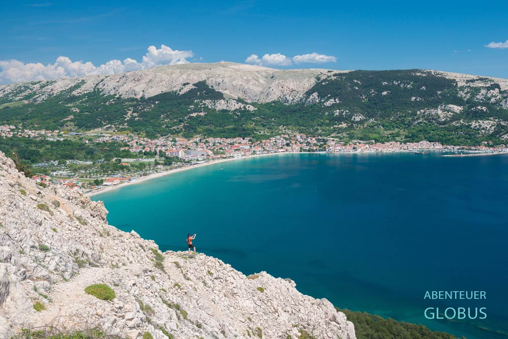 Strand von Baska zwischen Karstbergen auf der Insel Krk in Kroatien