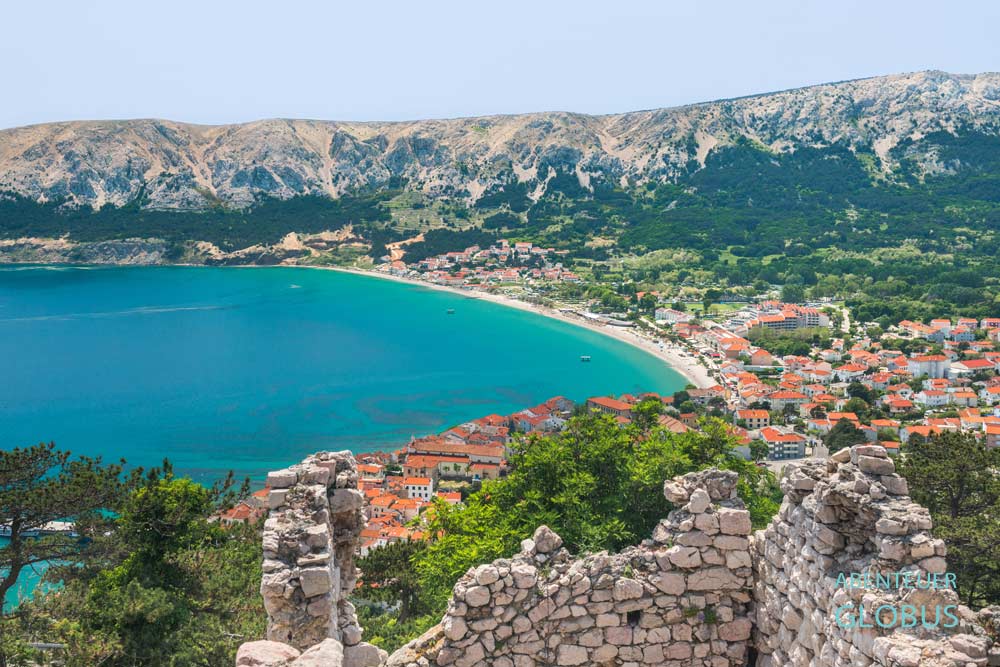 Ausblick von der Kirche des Heiligen Johannes und Burgruine auf den Strand und Karstberge