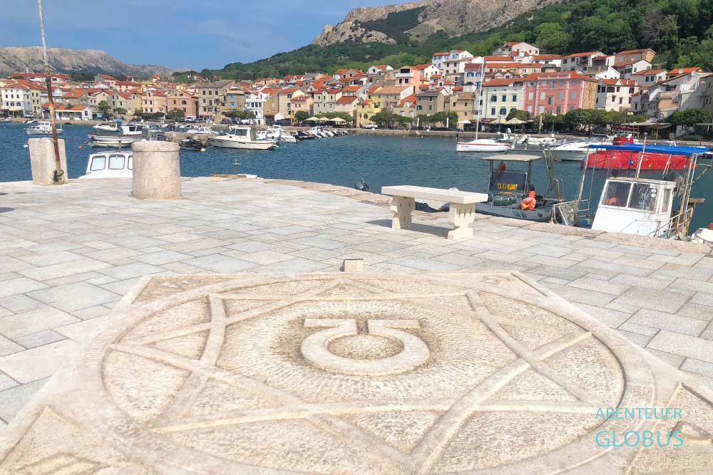 Buchstabe Omega aus dem glagolitischen Alphabet am Hafen von Baska auf der Insel Krk in Kroatien
