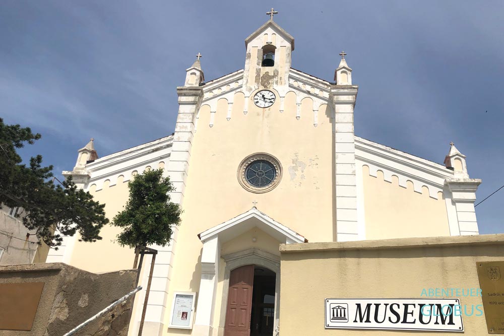 Altstadt von Baska auf der Insel Krk: Pfarrkirche der Heiligen Dreifaltigkeit (Zupni Kostel Sv. Trojice)