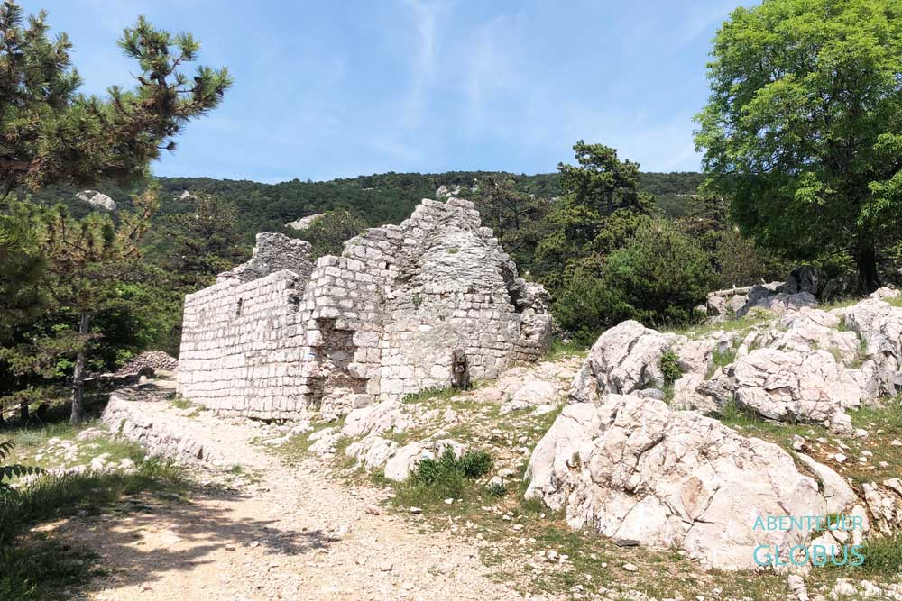 Ruine nahe der Johanneskirche auf einem Karstberg in Baska auf der Insel Krk in Kroatien