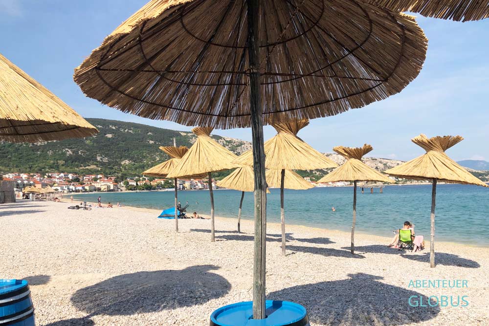 Strand Vela Plaza in Baska auf der Insel Krk in Kroatien