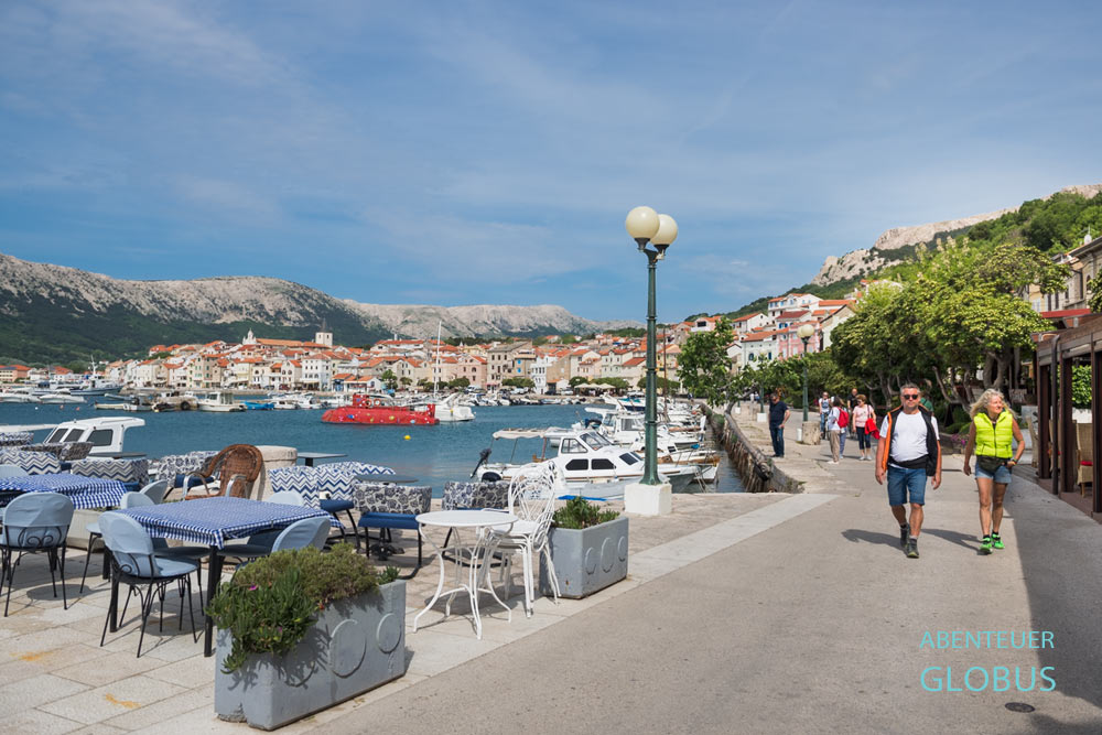 Insel Krk in Kroatien: Uferpromenade am Hafen in Baska