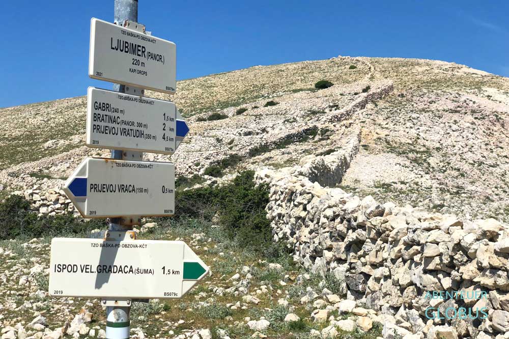 Schilder am Wanderweg zum Aussichtspunkt Ljubimer