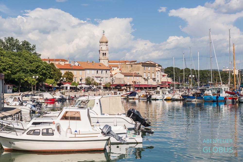 Hafen und Altstadt mit Kathedrale Maria Himmelfahrt in Krk auf der Insel Krk in Kroatien