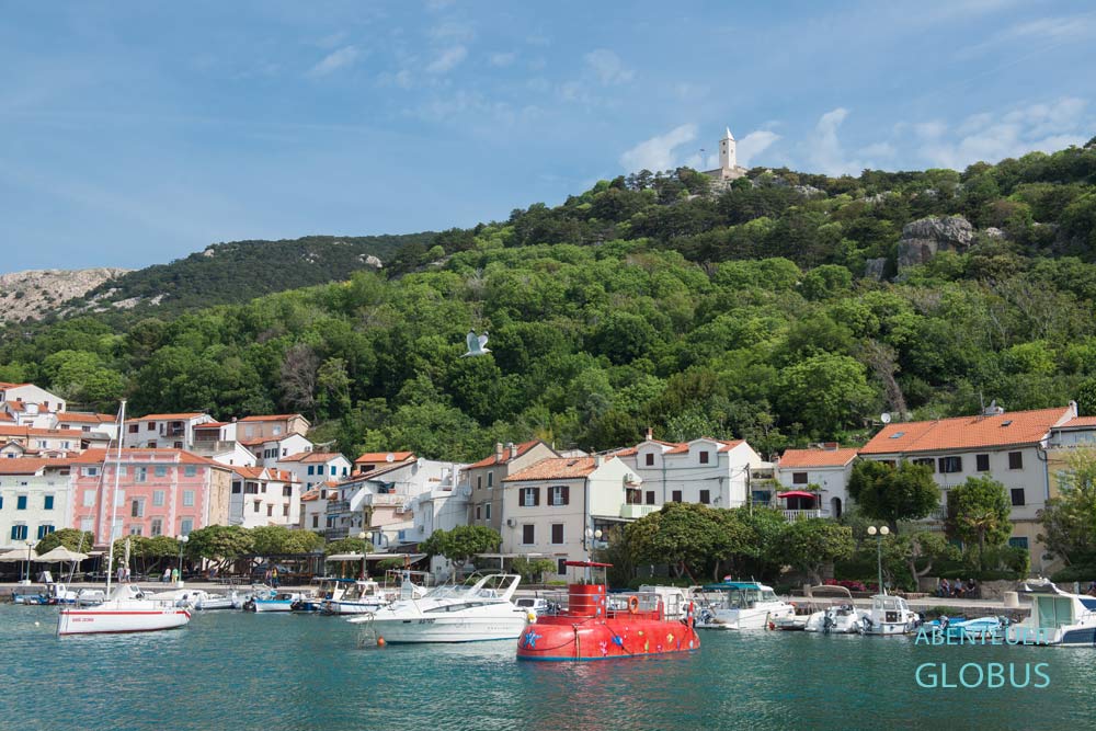 Alstadt, Uferpromenade und Hafen in Baska auf der Insel Krk in Kroatien