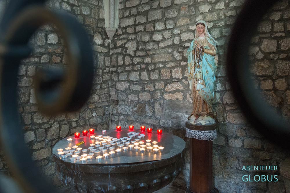 Opferkerzen in der Basilika Maria Himmelfahrt in der Stadt Krk auf der Insel Krk in Kroatien