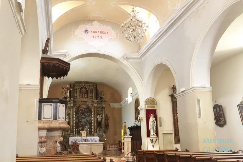 Pfarrkirche der Hl. Dreifaltigkeit (Zupni Kostel Sv. Trojice) in der Altstadt von Baska auf der Insel Krk