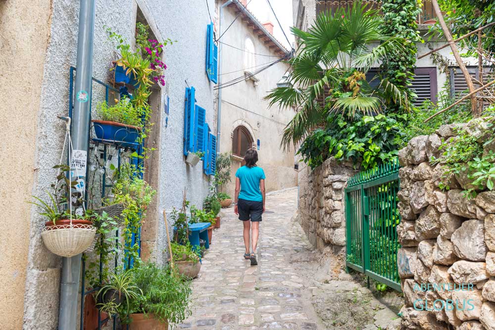 Enge mit Kopfsteinen gepflasterte Gasse in der Altstadt Krk auf der Insel Krk in Kroatien