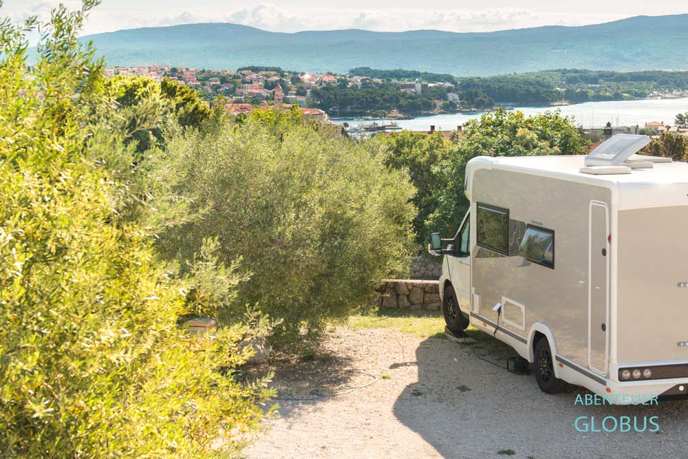 Parzelle auf dem Campingplatz Bor mit Aussicht auf die Stadt Krk und die Adria auf der Insel Krk in Kroatien