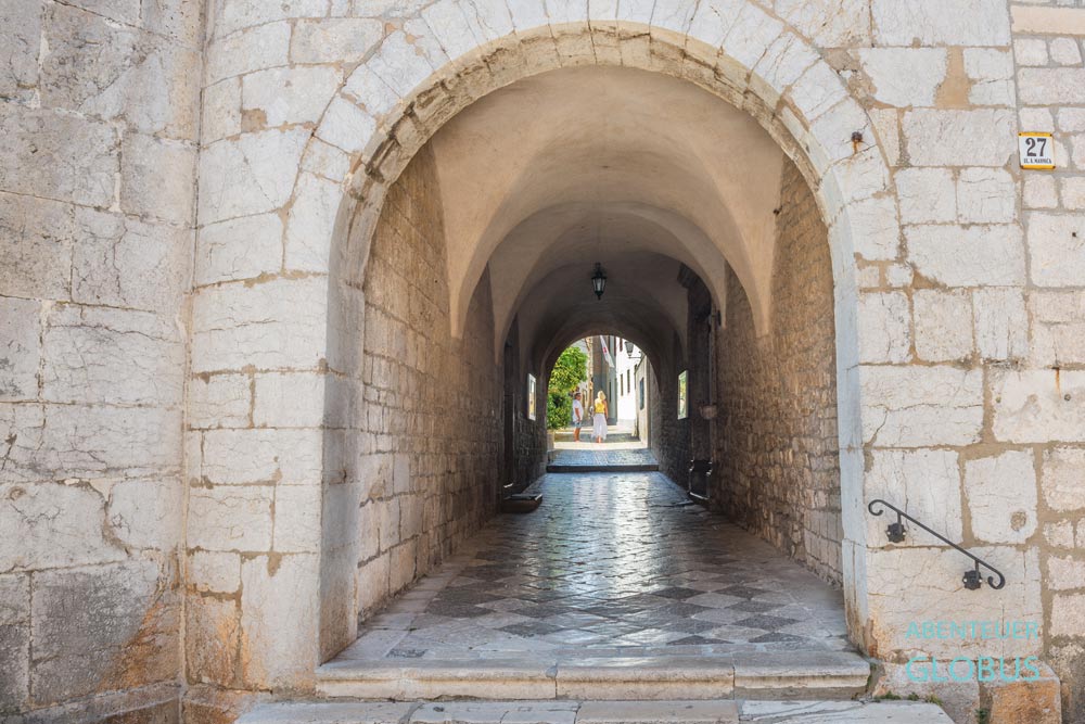 Altstadt Krk auf der Insel Krk: Durchgang zur Marienkathedrale und Kirche St. Quirinus
