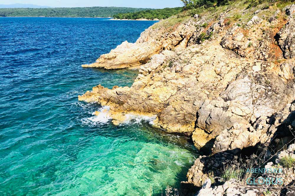 Meeresbucht mit Felsen zum Baden und Schnorcheln in Glavotok auf der Insel Krk in Kroatien