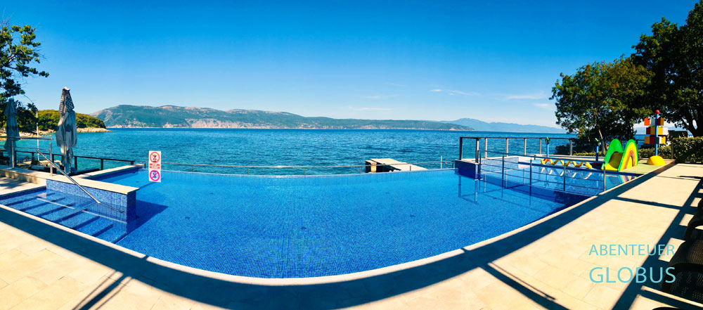 Swimmingpool vom Campingplatz Glavotok auf der Insel Krk in Kroatien