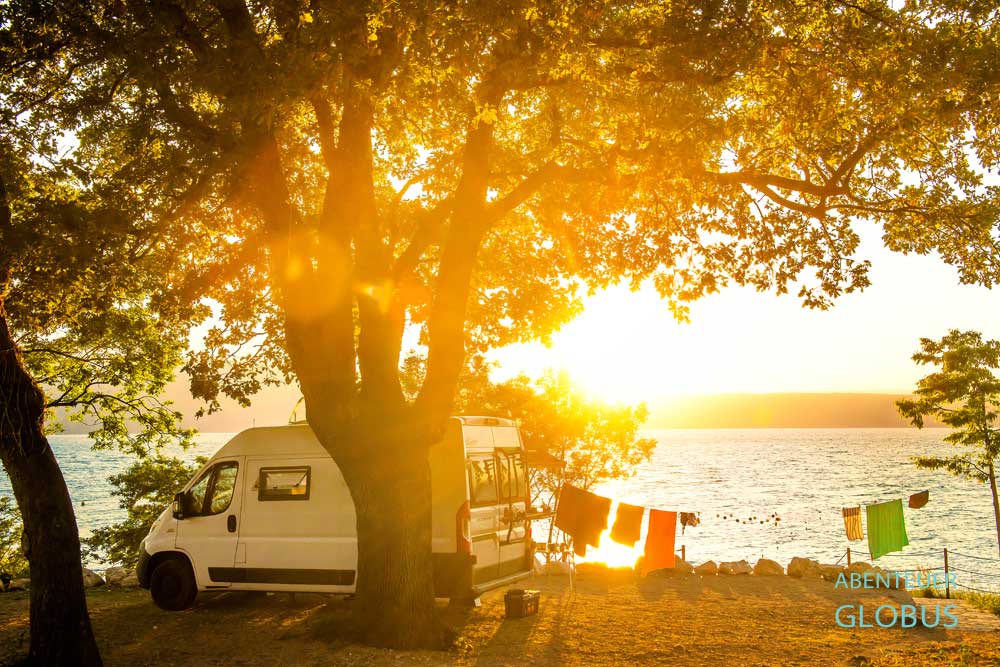 Stellplatz mit Meerblick auf dem Campingplatz Glavotok auf der Insel Krk in Kroatien