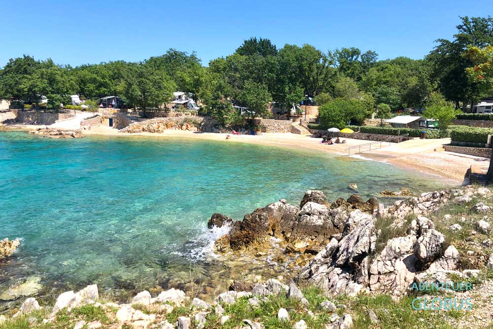 Insel Krk in Kroatien: Strand vom Campingplatz Glavotok 