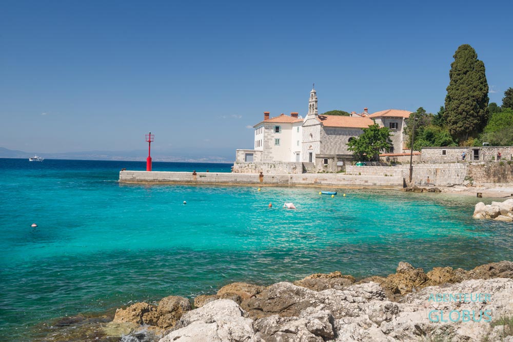 Dorf Glavotok auf der Insel Krk in Kroatien: Franziskanerkloster mit Kirche St. Maria und kleinen Hafen  