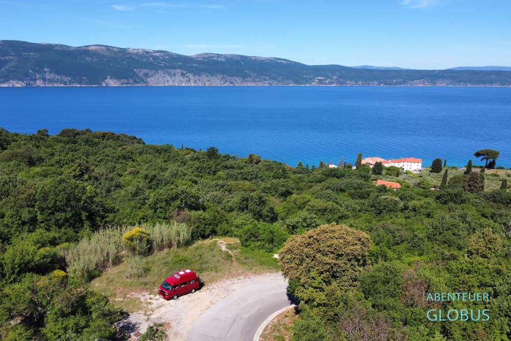 Insel Krk in Kroatien: Anreise mit dem Camper nach Glavotok, Franziskanerkloster und Insel Cres im Hintergrund