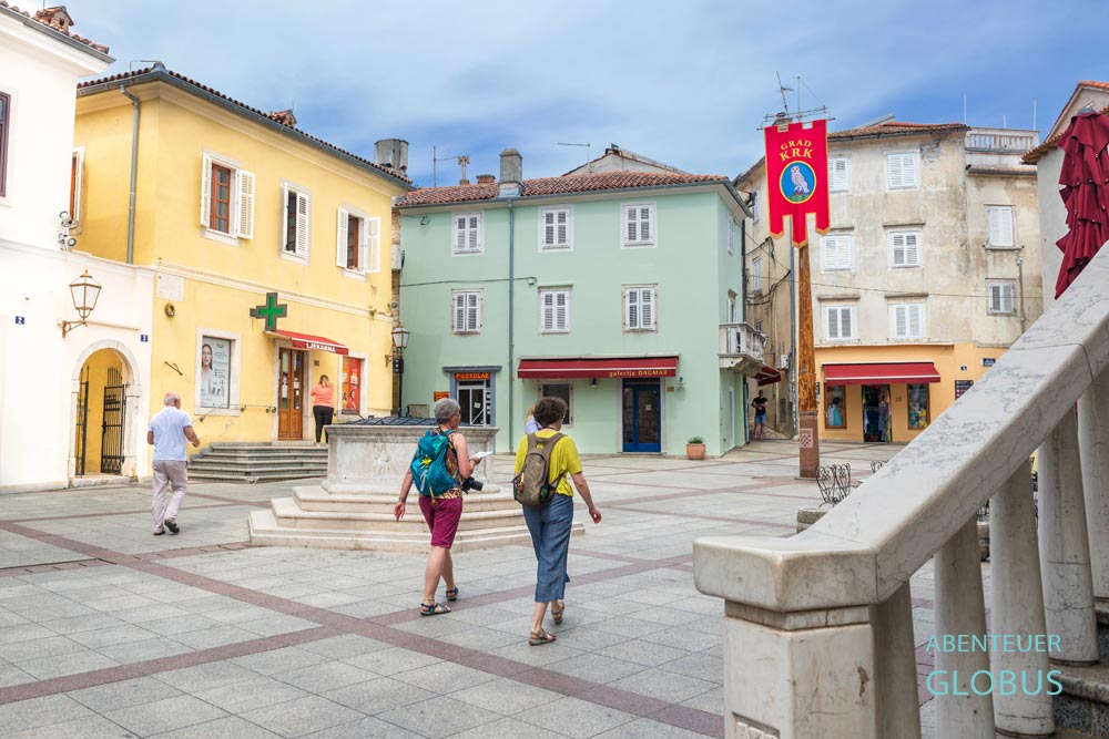 Der Haupt- und Marktplatz Vela Placa in der Altstadt Krk auf der Insel Krk in Kroatien