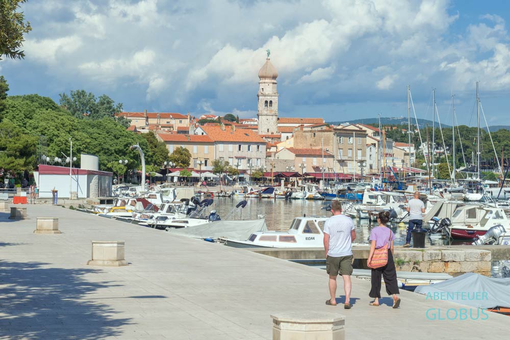 Hafen mit Uferpromenade in der Altstadt Krk 